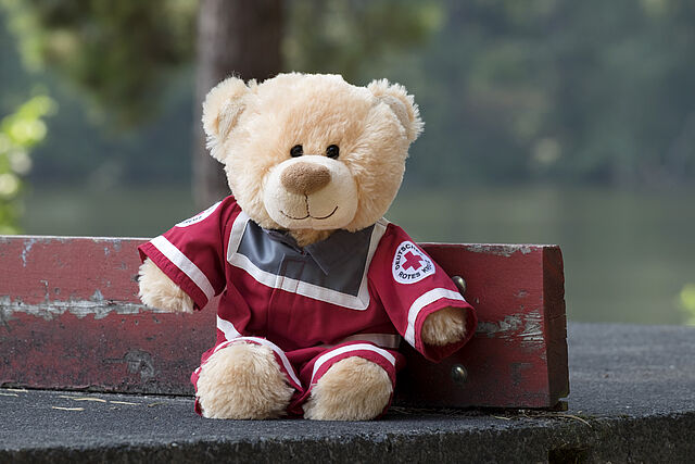 Teddybär in DRK-Dienstkleidung